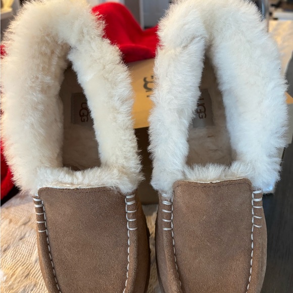 Uggs Women’s Ansley Boots - Picture 2 of 3